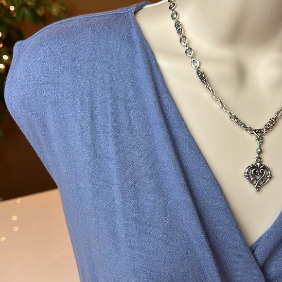 💙ANN TAYLOR BLUE WRAP FRONT V NECK RUCHED SIDE TOP SIZE EXTRA SMALL💙 - Picture 5 of 12